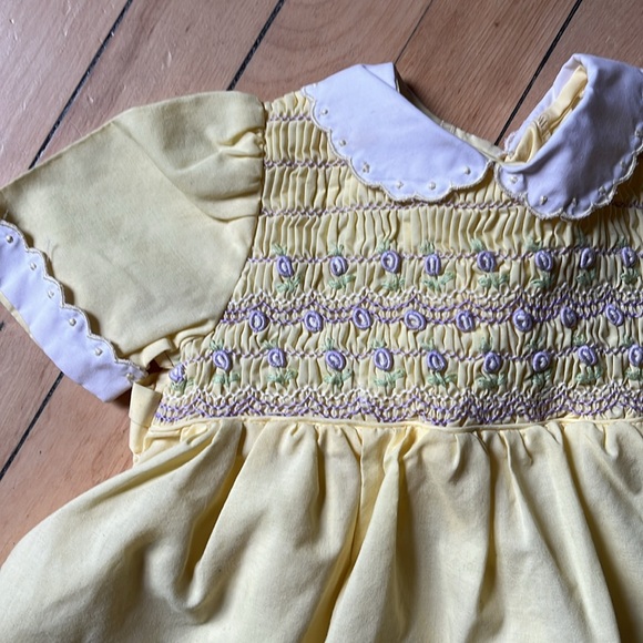 Vintage baby girl yellow dress with smocking and embroidery Peter Pan collar - Picture 2 of 3